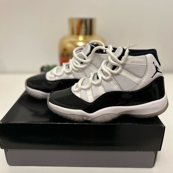 Air Jordan 11 Retro, White/Black Concord - Picture 2 of 9